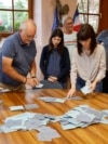 Pomoćnici pri glasanju broje listiće na biračkom mjestu u Soultz-Les-Bainsu, istočna Francuska, u nedjelju, 30. juna 2024.