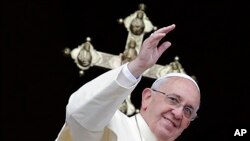 Pap François k ap delivre mesaj "Pou vil la e pou mond lan : "Urbi et Orbi" sou balkon Bazilik St. Pyè a nan Vatican, mèkredi 25 desanm 2013.