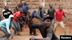 肯尼亞反對派領導人奧廷加的支持者向警察投擲石塊。（2107年8月12日）