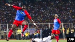 Yannick Bolasie ya ba Léopards asopi Vianney Mabide ya Centrafrique (na nse) na match na stade des Martyrs, Kinshasa, 4 septembre 2016.