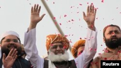 جمعیت علماء اسلام (ف) کے سربراہ مولانا فضل الرحمٰن وزیر اعظم عمران خان سے مستعفی ہونے کا مطالبہ کر رہے ہیں — فائل فوٹو