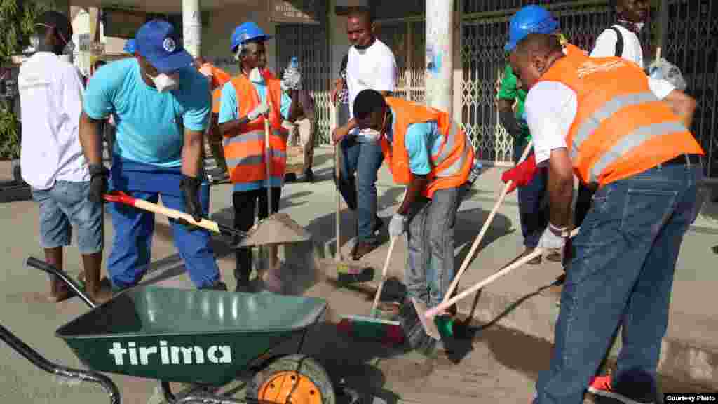 Wananchi wakishiriki katika zoezi la usafi Tanzania