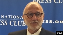 Former Cuban prisoner Alan Gross, speaking at the National Press Club in Washington, says that while normalization of relations between the U.S. and Cuba isn’t going to occur for many years, it’s time to break from the past, March 15, 2016. (M. Diallo/VOA)