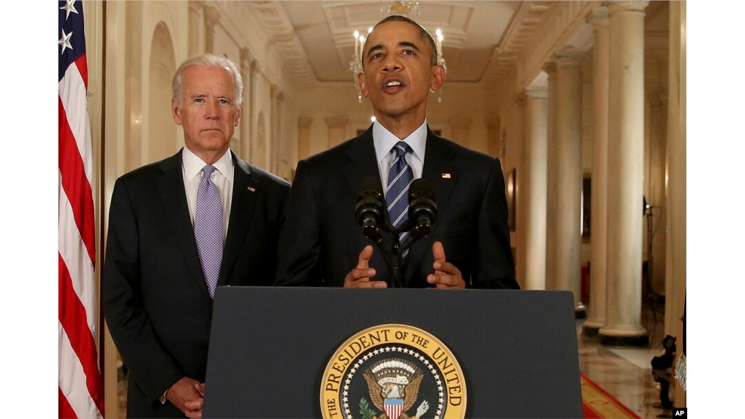 Presiden Barack Obama, bersama Wakil Presiden Joe Biden, menyampaikan pidato di "East Room" Gedung Putih di Washington, Selasa, 14 Juli 2015, setelah kesepakatan dengan Iran dicapai.