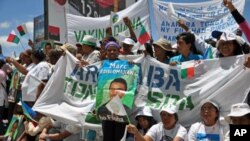 A crowd of supporters of Madagascar's ousted president, Marc Ravalomanana, wave banners and wear T-shirts with his name, at the airport in Antananarivo, February 21, 2011