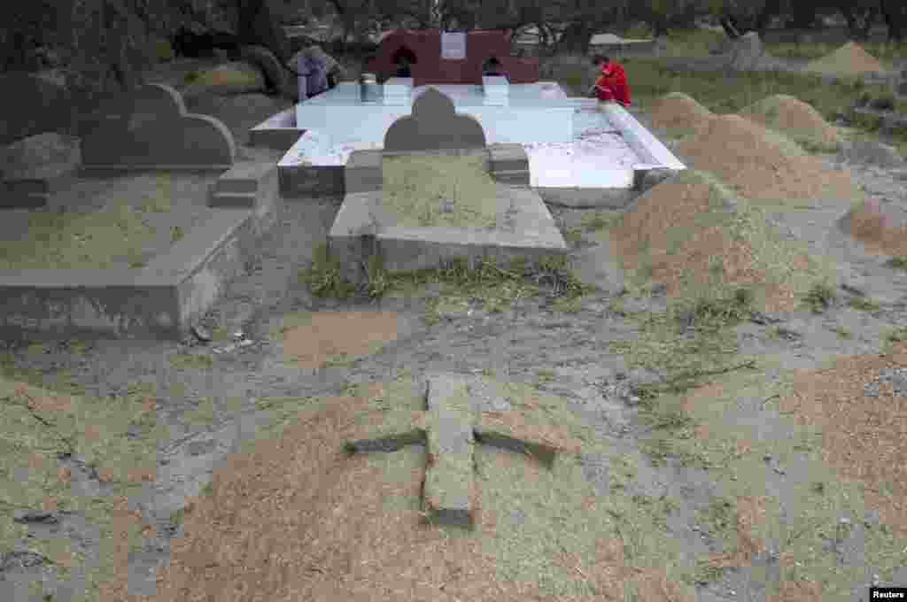 اس قبرستان میں مسلمانوں کے مختلف فرقوں سے تعلق رکھنے والوں کے علاوہ ہندو اور عیسائی مذہب کے پیروکار بھی دفن ہیں۔