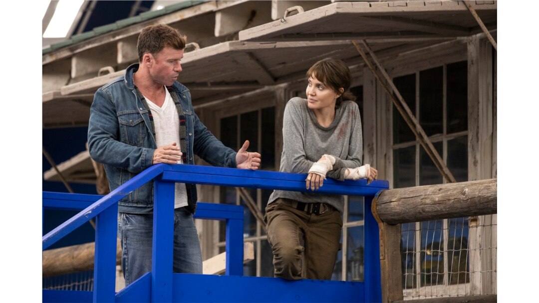 Sutradara Taylor Sheridan (kiri) bersama Angelina Jolie dalam set film "They Who Wish Me Dead." (Emerson Miller / Warner Bros Entertainment via AP)