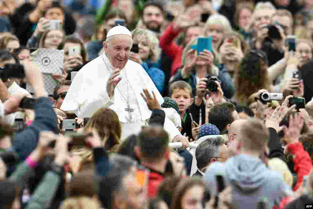 استقبال طرفداران پاپ فرانسیس، رهبر کاتولیک های جهان، از حضور وی در میدان سنت پیترز واتیکان &nbsp;