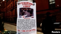 Poster informasi NYPD terlihat di luar New York International Hostel, tempat tersangka penembakan CEO UnitedHealthcare Brian Thompson diduga menginap, di Upper West Side, New York City, AS, 5 Desember 2024. (Foto: Shannon Stapleton/Reuters)