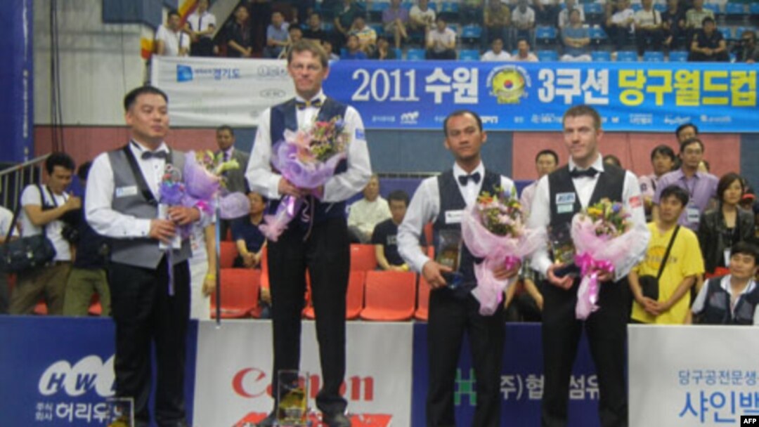 Vận động viên bi-a Mã Xuân Cường (thứ hai từ phải sang) đoạt giải ba tại World Cup Bi-a 3 băng ở Suwon, Nam Triều Tiên, ngày 5 tháng 9, 2011