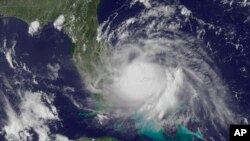 Imágen de satélite divulgada por el Centro Nacional de Huracanes que muestra a Arthur frente a la costa este de Florida.