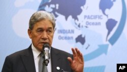 Menteri Luar Negeri Selandia Baru Winston Peters dalam konferensi pers bersama dengan Wakil Presiden Indonesia Jusuf Kalla (tidak terlihat pada gambar), di Jakarta, Rabu, 20 Maret 2019.