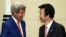 25일 라오스 비엔티안에서 열린 미-한 외교장관 회담에서 존 케리 미 국무부 장관(왼쪽)이 윤병세 한국 외교장관과 악수하고 있다.