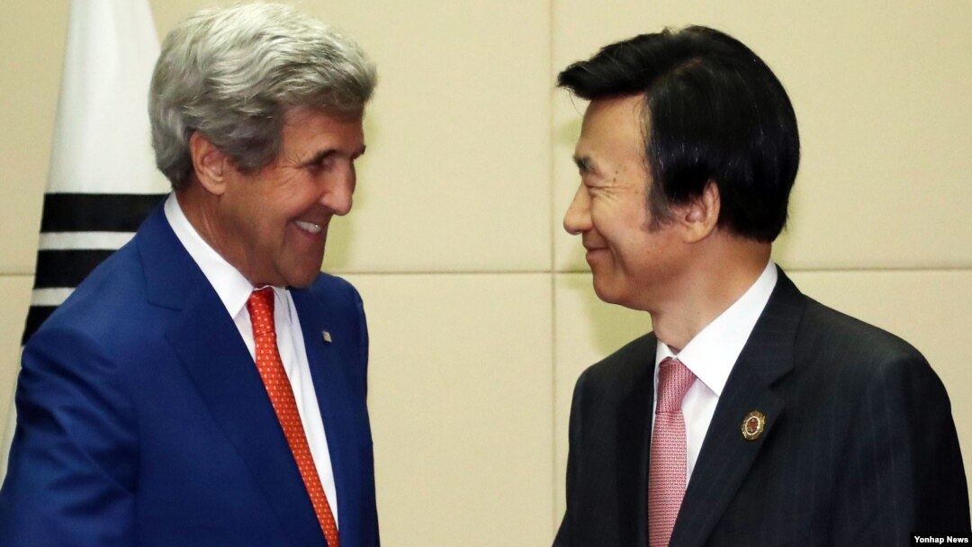 Ngoại trưởng Hàn Quốc Yun Byung-Se bắt tay với người đồng nhiệm Mỹ John Kerry ở Lào hồi tháng Bảy năm 2016.