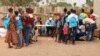 Sejumlah pelajar antre mendapatkan buku-buku pelajaran dan alat belajar di Yambio, Sudan Selatan, 12 Februari 2019. (Foto: Sam Mednick/AP) 