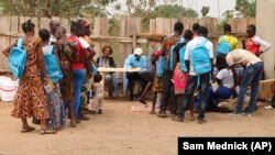 Sejumlah pelajar antre mendapatkan buku-buku pelajaran dan alat belajar di Yambio, Sudan Selatan, 12 Februari 2019. (Foto: Sam Mednick/AP) 