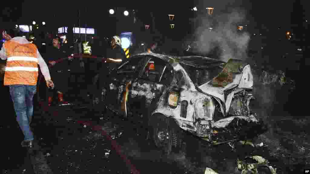 Des policiers sur les lieux de l'explosion, Turquie, le 13 mars 2016.