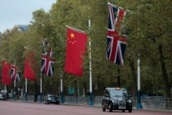 香港主权移交中国23年之后，香港人急于投奔英国。图为伦敦街头的中英两国国旗。（2015年10月19日）