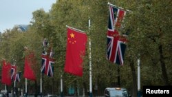 资料照片：中英两国国旗在伦敦街头飘扬。（2015年10月19日）