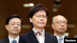 Chèf administrasyon piblik la nan Hong Kong, Carrie Lam (nan mitan) ki t ap patisipe nan yon konferans pou laprès lendi 5 out 2019 la nan Hong Kong, tèritwa chinwa. (Foto REUTERS/Kim Kyung-Hoon).