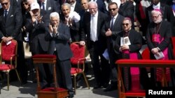 Presiden Palestina Mahmoud Abbas (depan, kiri) bertepuk tangan saat Paus Fransiskus melakukan penasbihan kepada 2 biarawati Palestina sebagai Santo di Vatikan, Minggu (17/5).