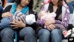 Mères allaitant leurs bébés à Paris lors d'un événement mondial sur l'allaitement, France, 11 octobre 2008. 