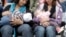 Mères allaitant leurs bébés à Paris lors d'un événement mondial sur l'allaitement, France, 11 octobre 2008. 