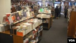 Potrošači razgledaju iizbog knjiga u nezavisnoj knjižari "Politika i proza" u Vašingtonu
