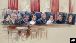 Ilustración artística de los jueces de la Corte Suprema, Sonia Sotomayor, Stephen Breyer, Clarence Thomas, Antonin Scalia, el juez presidente John Roberts, Anthony Kennedy, Rud Bader Gisburg, Samuel A. Alito y Elena Kagan.