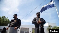 Policías nicaragüenses durante un allanamiento en las oficinas del diario La Prensa, luego de que el Gobierno de Ortega abriera investigaciones por supuesto fraude aduanero y lavado de dinero contra la publicación. [Foto del 13 de agosto de 2021]