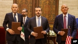 از چپ به راست: ایمن صفدی و اسعد شیبانی، وزیران امور خارجه اردن و سوریه، در کنار تام باراک، نماینده ویژه آمریکا در امور عراق و سوریه