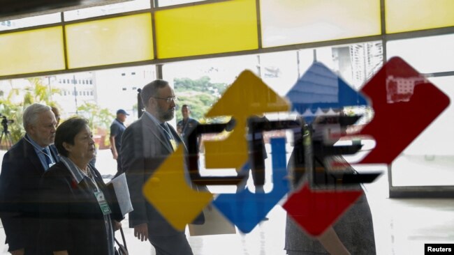 Miembros de la Comisión Nacional de Primaria en la sede del Consejo Nacional Electoral de Venezuela en Caracas. 