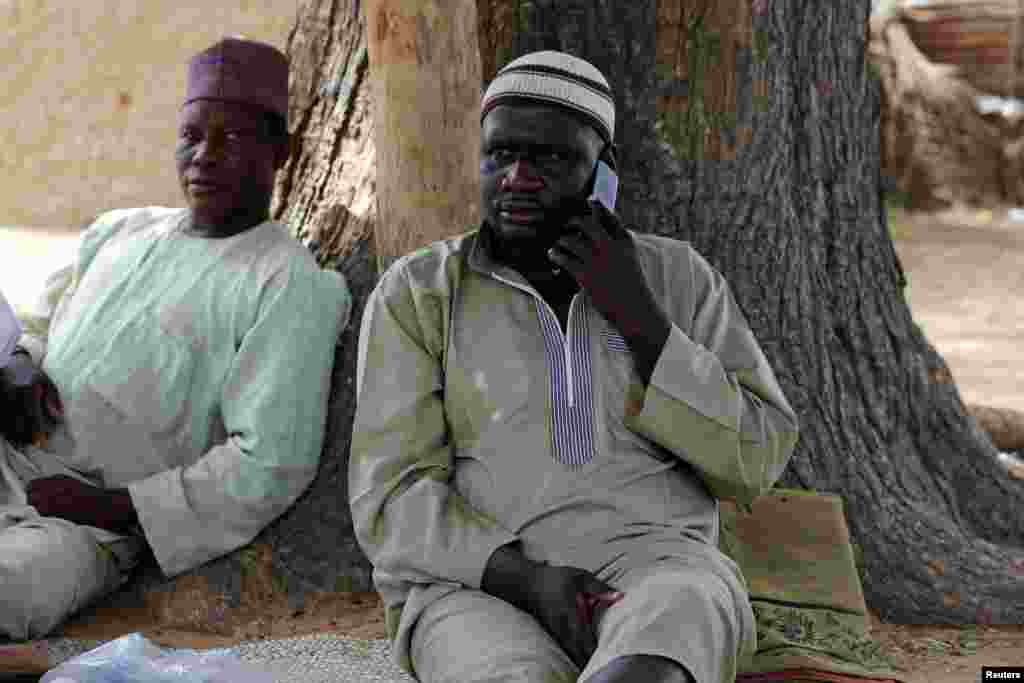 Bashir Alhaji Muazu, mahaifin Fatima Bashir da aka sace, wanda yanzu yake sugabancin iyayen da aka sace &#39;ya&#39;yansu ya na wayar tarho