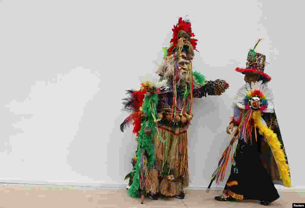 Dua orang mengenakan pakaian tradisional Bolivia dalam pembukaan konferensi &quot;Italia-Amerika Latin dan Karibia&quot; pada pekan dunia Expo 2015 di Milan, Italia.