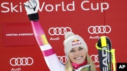 Lindsey Vonn celebra su victoria número 63 en Copas Mundiales de esquí, todo un record.