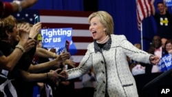 هیلاری کلینتون بعد از سومین پیروزی در انتخابات مقدماتی دموکرات ها، در جمع حامیانش