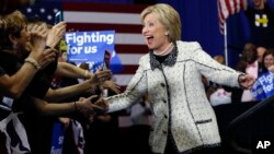 Uzmanlar, ulusal kamuoyu yoklamalarında önde giden ve yoğun süperdelege desteğine sahip Hillary Clinton'un Güney Carolina önseçimlerini kazanmasıyla bilrlikte adaylık yolunu kolayladığı görüşünde.