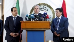Seorang anggota Dewan Presiden pemerintah persatuan Libya (GNA) Ahmed Maiteeq (kiri) bersama Menlu Italia Paolo Gentiloni (tengah) mengadakan konferensi pers bersama di Tripoli, Libya, Selasa (12/4).