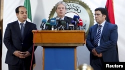 A member of the Presidential Council of Government of National Accord, Ahmed Maiteeq (L) and Italian Foreign Minister Paolo Gentiloni (C) hold a joint news conference in Tripoli, Libya, April 12, 2016. 