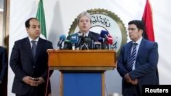 Un membre du gouvernement de l'union nationale Ahmed Maiteeq (à gauche) et le ministre des affaires étrangères Paolo Gentiloni (au centre) à Tripoli, Libye, le 12 2016. 