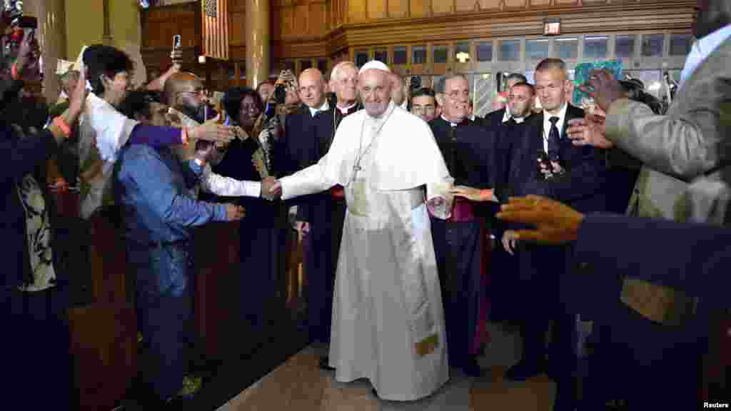 Le pape François salue des paroissiens, des immigrants et des membres des Charités Catholiques à son arrivée à St Partick, Washington, 24 septembre 2015