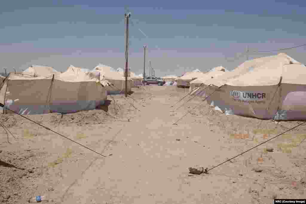 Dewan Pengungsi Norwegia (NRC) hadir di kamp al-Iraq di Amiriyat al-Fallujah di provinsi Anbar, memberikan kelaurga pengungsi air, makanan dan peralatan kebersihan.