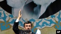 10일 이란혁명 기념식 연설중인 아마디네자드 대통령