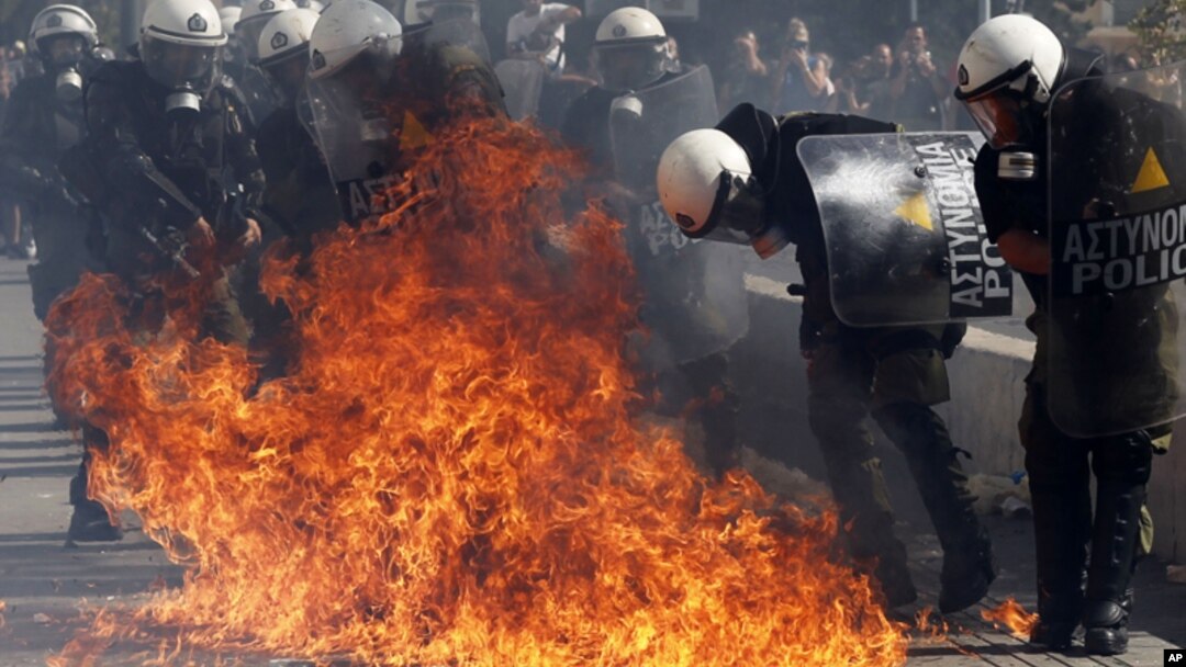 An anti-government protester waves a national flag during a rally in Bangkok, Feb. 7, 2014. 
