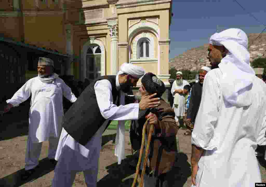 عید کی نماز کی ادائیگی کے بعد افغان شہری ایک دوسرے کو مبارکباد دے رہے ہیں۔ 