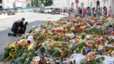 Ukraine's President Petro Poroshenko (2nd R) and Dutch ambassador to Ukraine Kees Klompenhouwer commemorate victims of Malaysia Airlines Flight MH17 outside the Dutch embassy in Kyiv, July 21, 2014. 