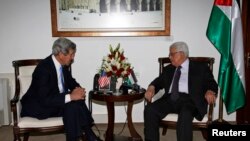 President wa Palestinian Mahmoud Abbas ari kumwe na secreteri wa departement ya Amerika John Kerry mu gisagara ca Ramallah, mu ntara ya Sisjordanie, kw'igenekerezo ry'7, ry'ukwezi kwa kane, mu 2013. 