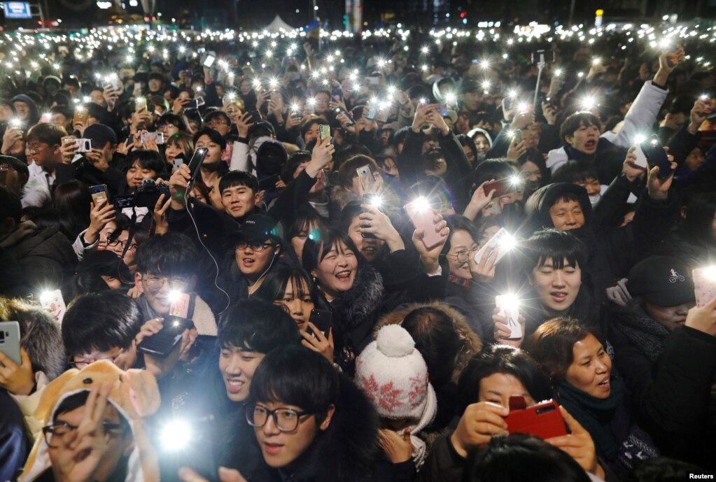 한국 서울에서 열린 신년행사에서 시민들이 휴대폰으로 불빛을 만들어내고 있다.