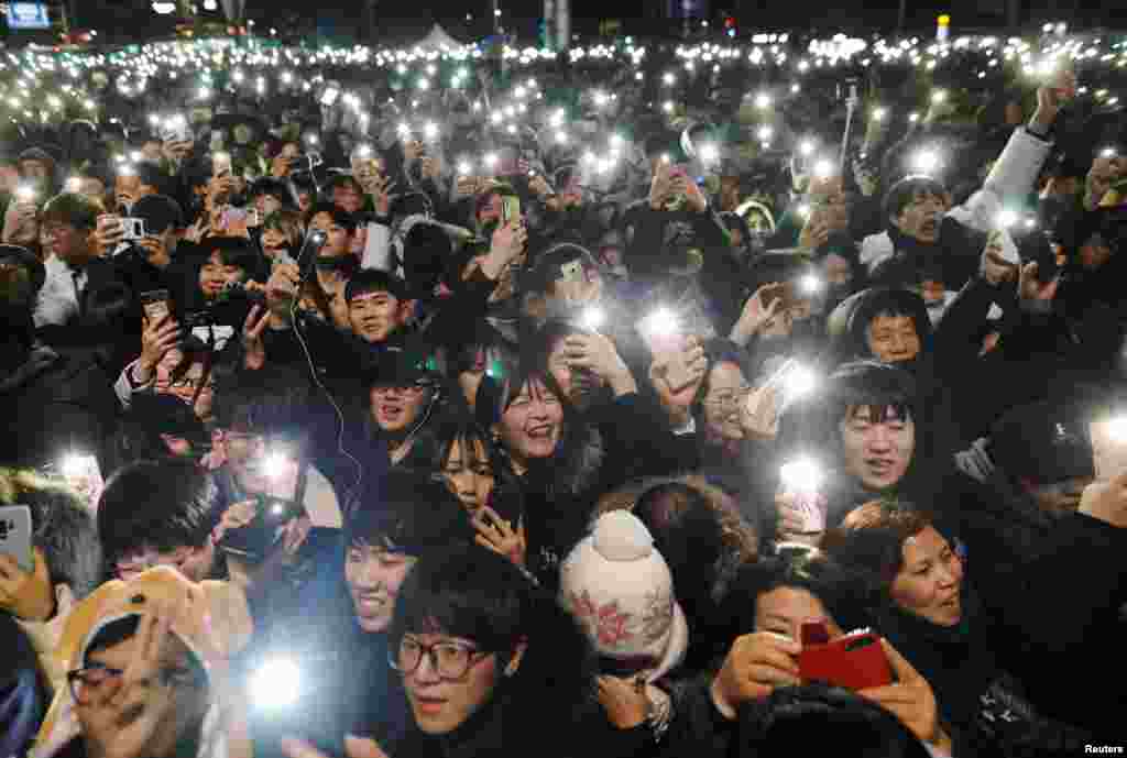 Warga mengikuti acara perayaan tahun baru di Seoul, Korea Selatan, 1 Januari 2019.&nbsp;