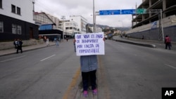 Un taxista sostiene un cartel con un mensaje que dice: "Viva el paro del transporte por falta de combustible", durante una protesta en La Paz, Bolivia, el miércoles 23 de octubre de 2024.